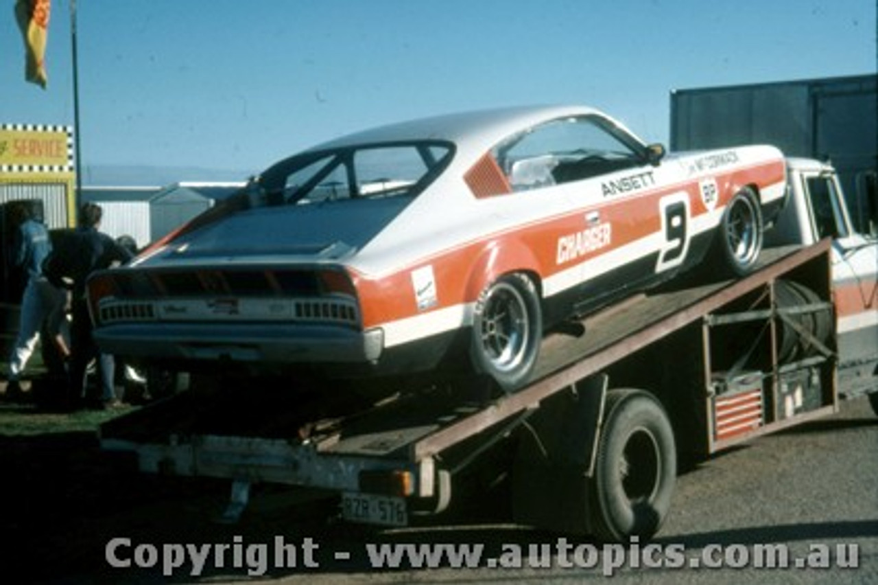 74088 - John  McCormack Ansett Charger and Transporter - Adelaide International Raceway 1974 - Photographer Peter Green