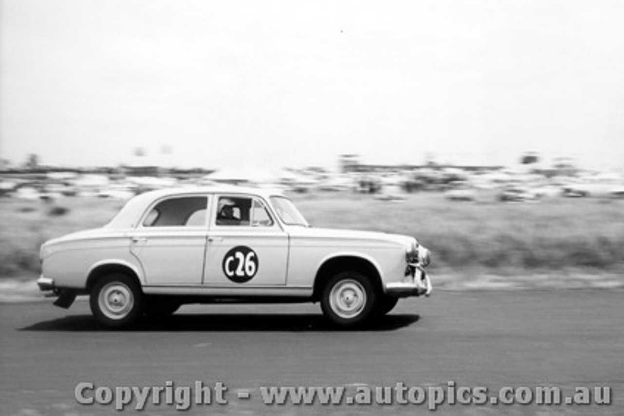 61725 - B. Coe / R. Lilley / T. Osborne  -  Peugeot 403   - Armstrong 500 Phillip Island 1961