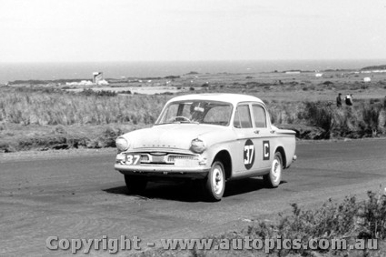 62731 - I. Wells / D. Dunoon  - Hillman Minx  -  Armstrong 500 - Phillip Island 1962