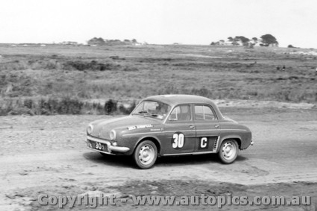 62734 - R. Emmett / J. Connolly / B. Sampson  Renault Gordini - Armstrong 500 - Phillip Island 1962