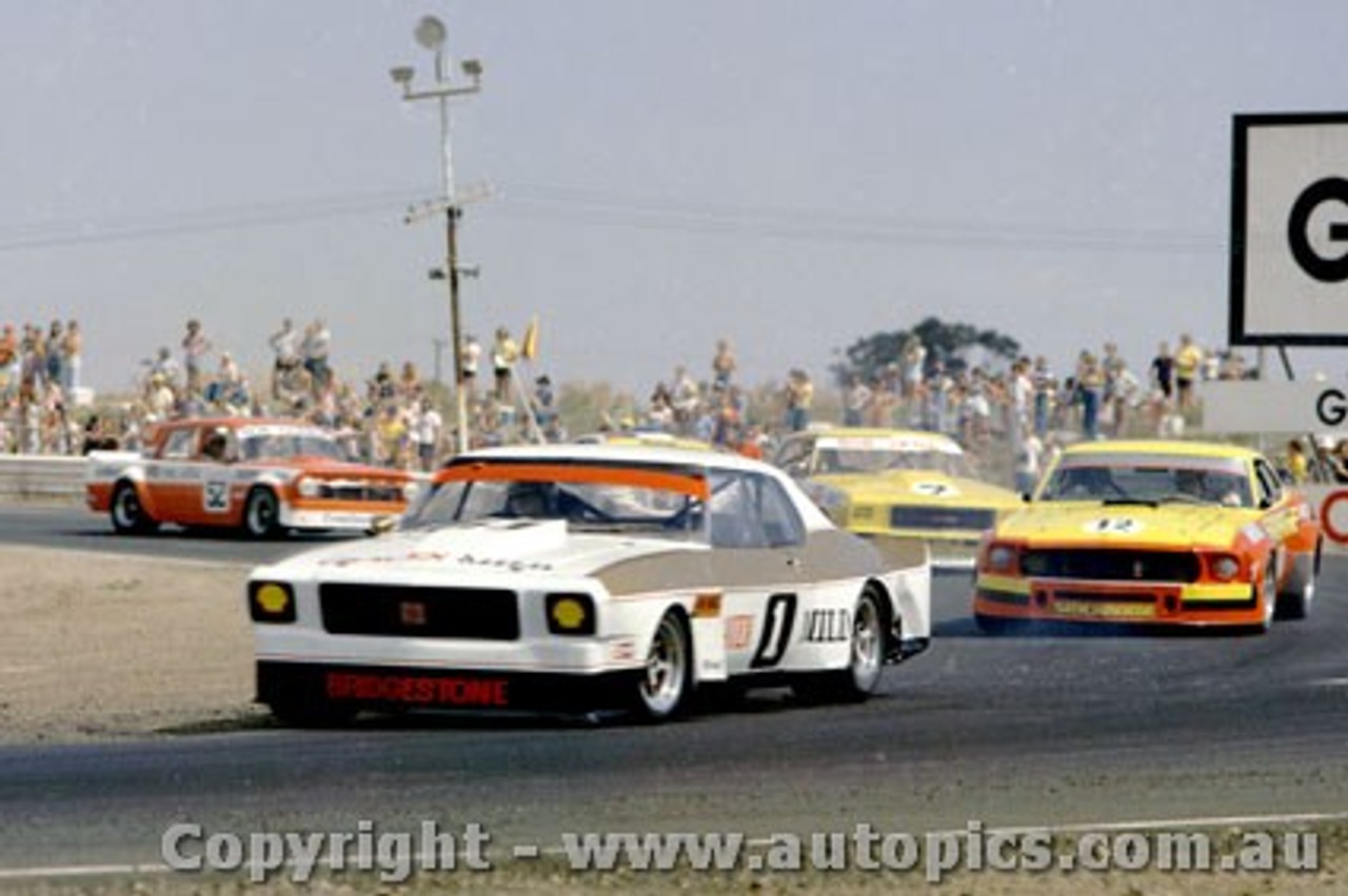 76043 - Ian  Pete  Geoghegan Holden Monaro / J. Richards Mustang /  B. Jane Holden Monaro /  A. Moffat Monza / R. Harrop EH Holden - Calder 1976