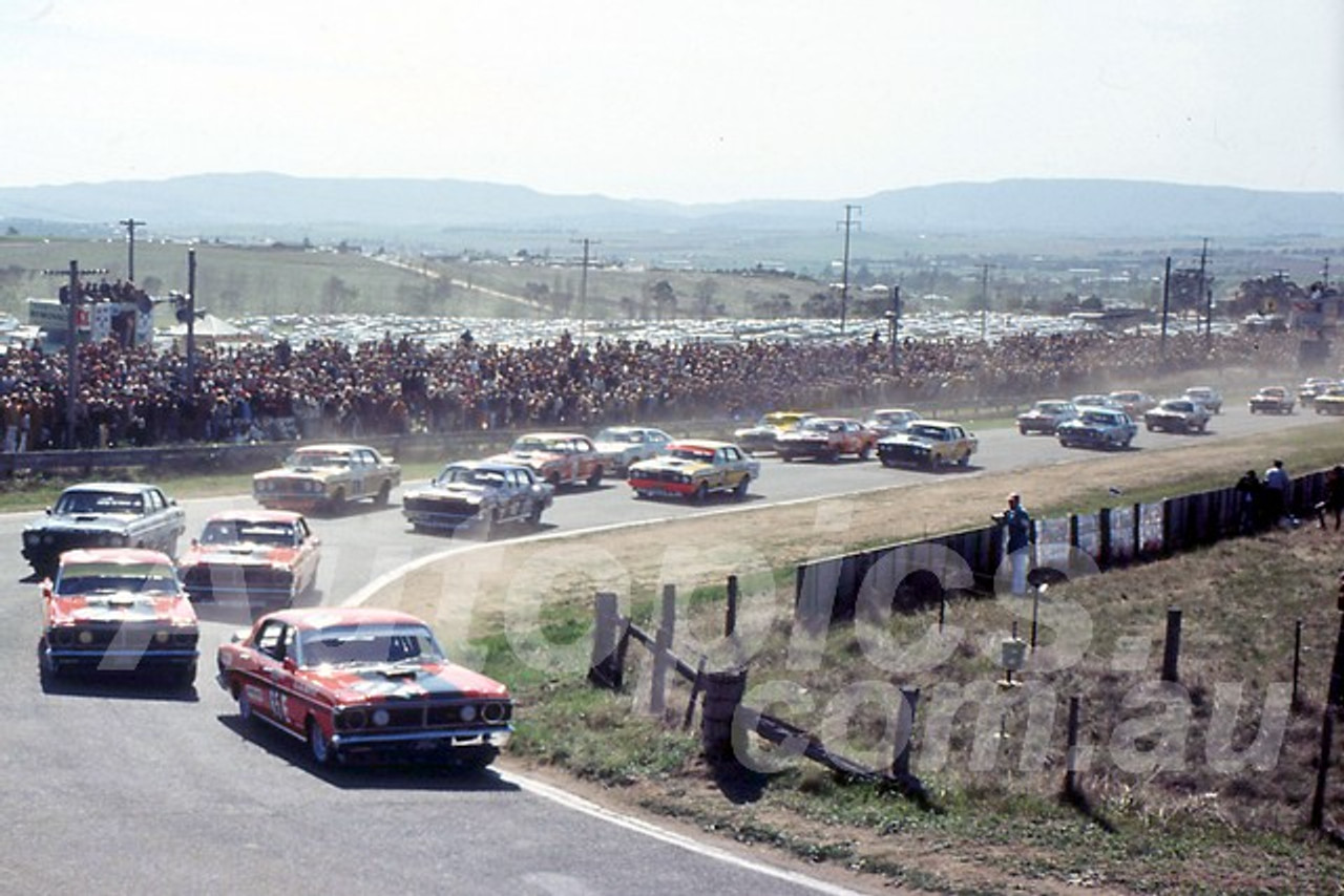 Start of the  Hardie -Ferodo  1971 Bathurst - Ford Falcon XY GTHO Phase 3