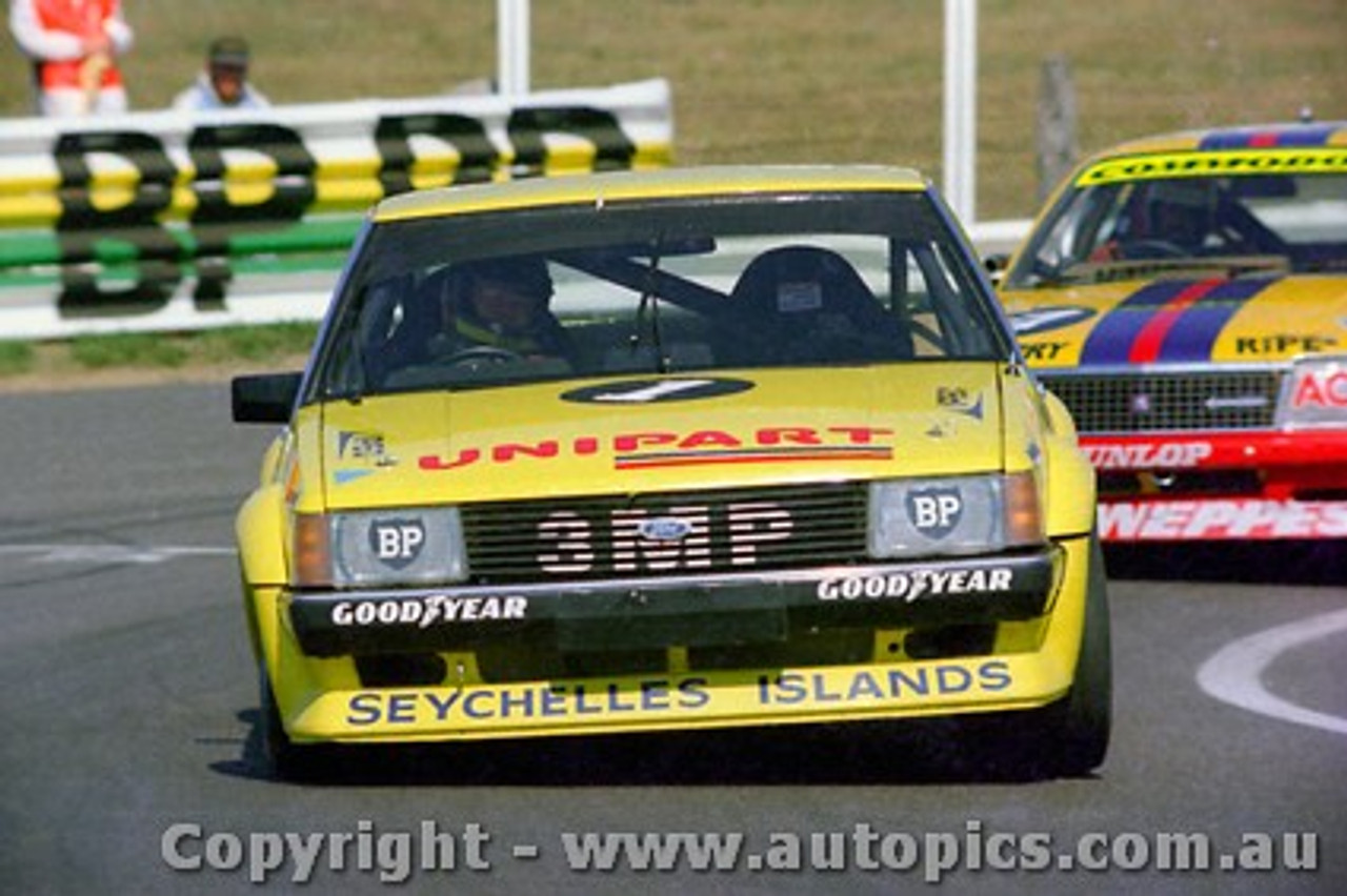 80753 - A. Moffat / J. Fitzpatrick  Ford Falcon XD  non finisher -  piston rings - only completed 3 laps -  P. Janson / L. Perkins  Holden Commodore VC - Bathurst 1980 - Photographer Lance J Ruting