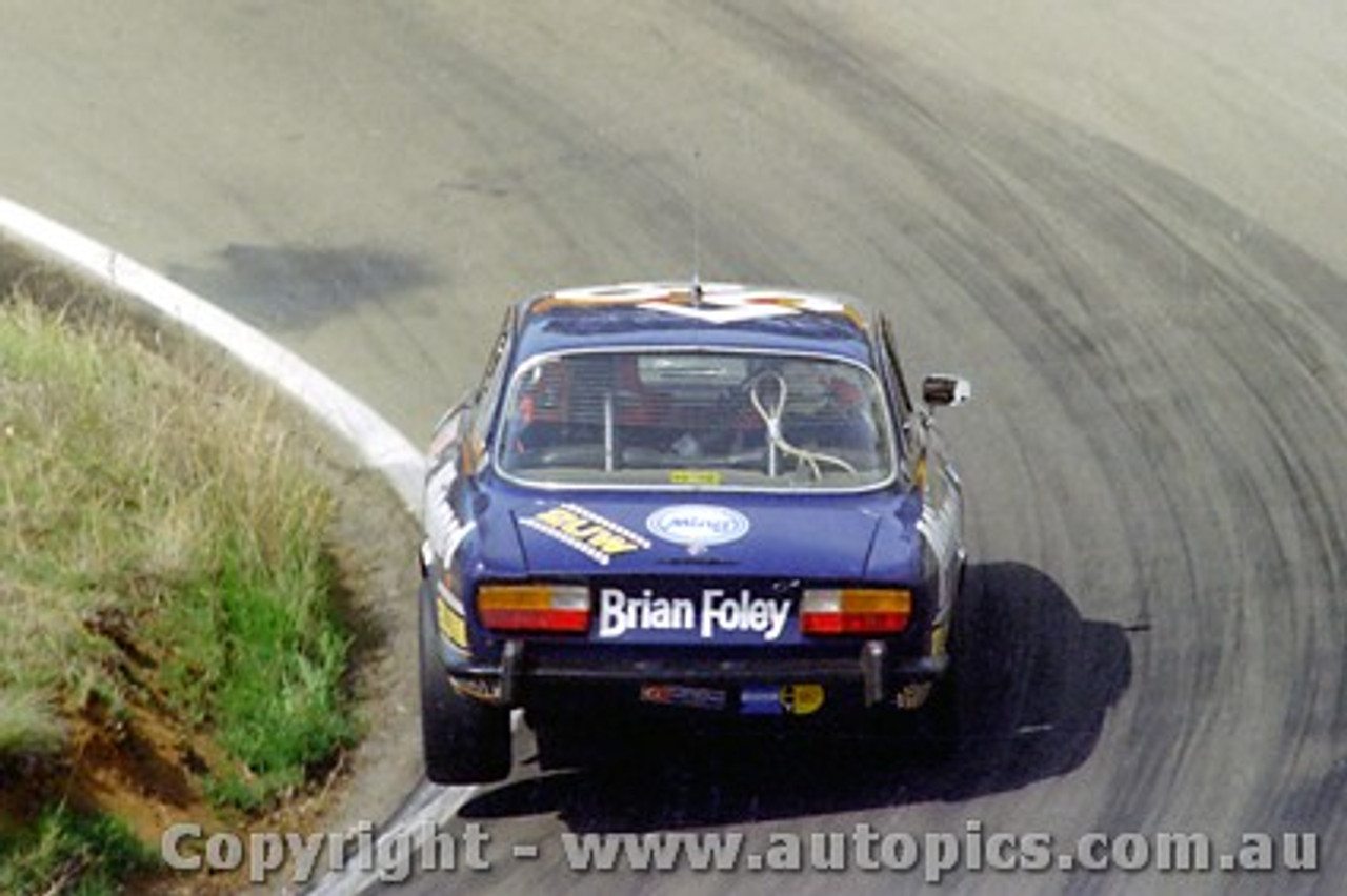77812 - Derek Bell / G. Leggatt Alfa 2000 GTV 8th Outright  - Bathurst 1977 -  Photographer  Lance J Ruting