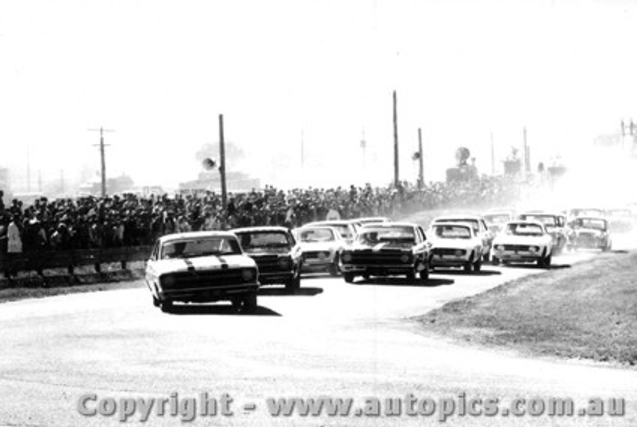 67700  -  Start of the Bathurst 500 - 1967 - Falcons of Geoghegan , Firth and Jane ahead of the Alfas - Photographer  Lance J Ruting