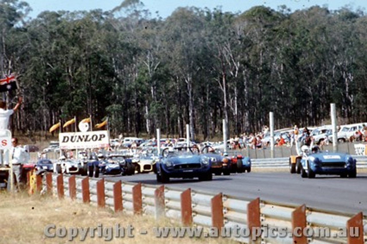 71438a -  British Leyland Works Team - I. Corness MGB / L. Carne MG Midget -  Lakeside 1971 - Photographer John Stanley