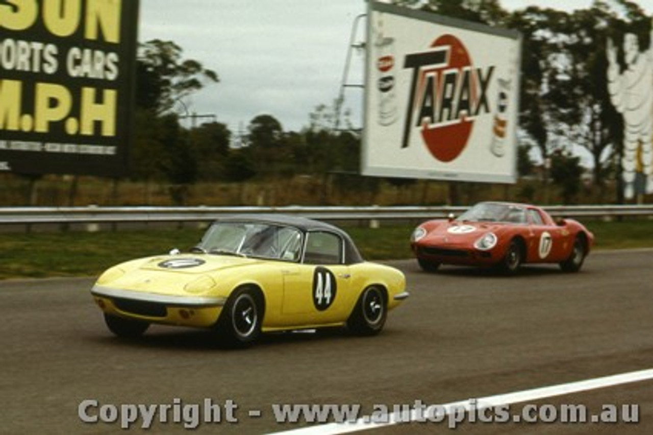 66458  - Fred Gibson Lotus Elan & Spencer Martin Ferrari 250LM - Sandown  1966 - Photographer Peter D Abbs