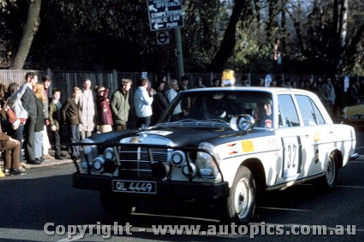 68979 - London to Sydney Marathon 1968 - Capt. F. Barker - Mercedes 280SE - Photographer Jeremy Braithwaite