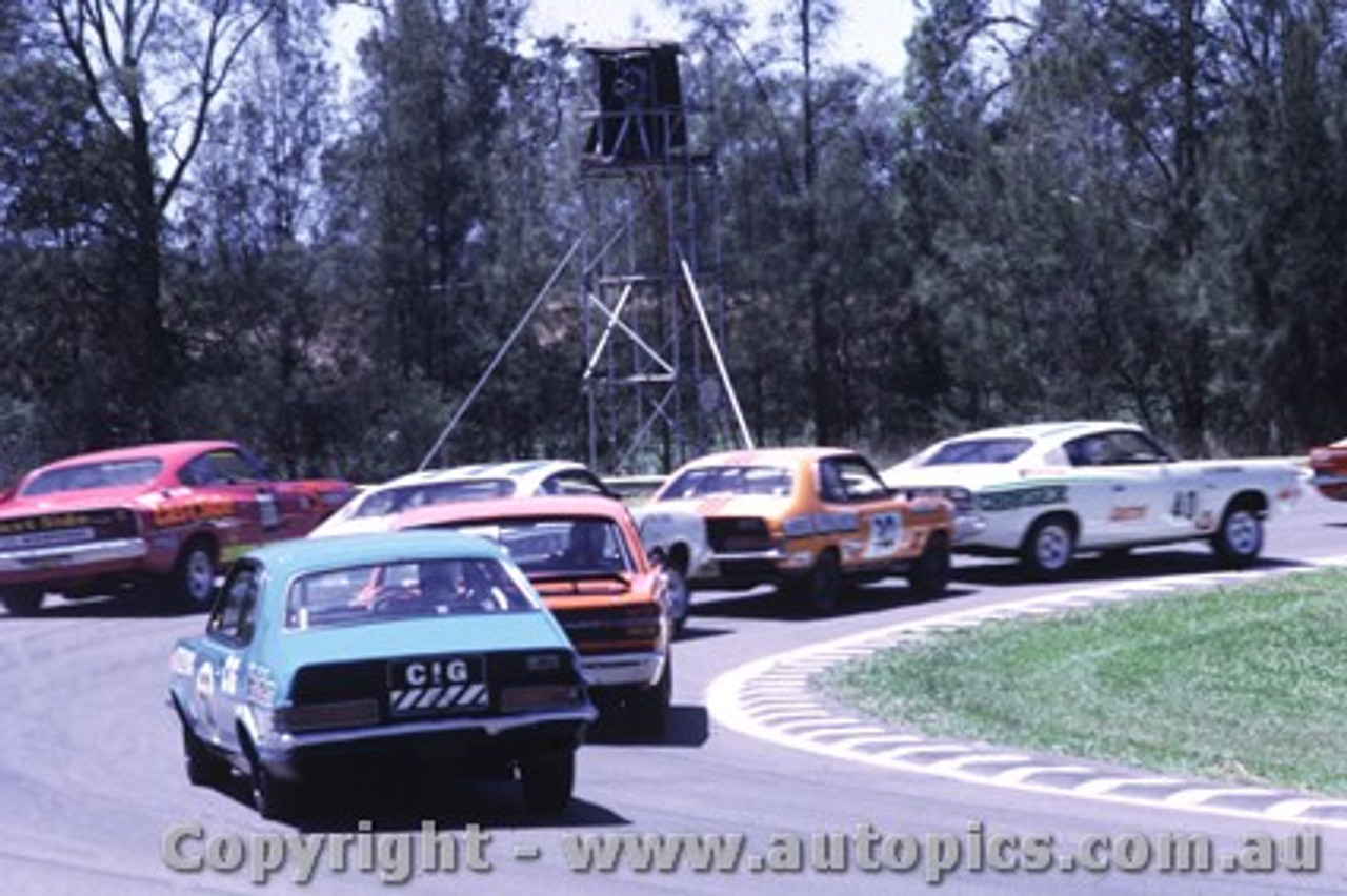 71208 - D. Cooke CIG Holden Torana XU1 behind a packed field of Valiant Chargers & Ford Falcon GTHO XY  - Warwick Farm 21st November 1971 - Photographer Jeremy Braithwaite