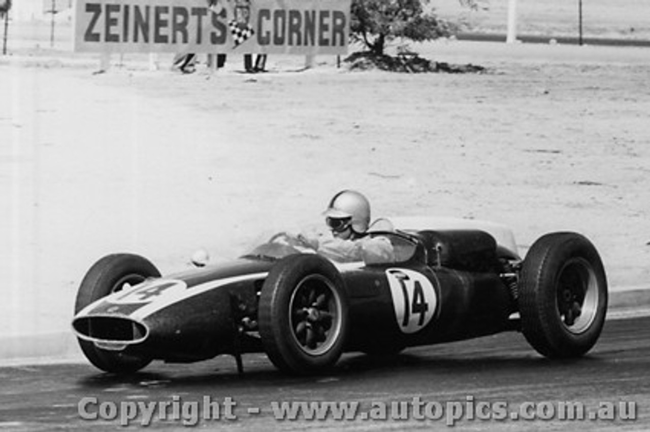 61516 - Jack Brabham - Cooper Climax - Hume Weir - 13th March 1961 - Photographer Peter D Abbs