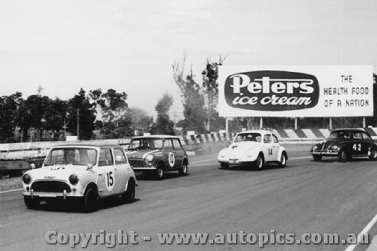 63020 -  D. Thurston / R. Brown - Morris 850 / G. Hood  / C. Brewster - Volkswagen- Sandown 1963 - Photographer Peter D Abbs