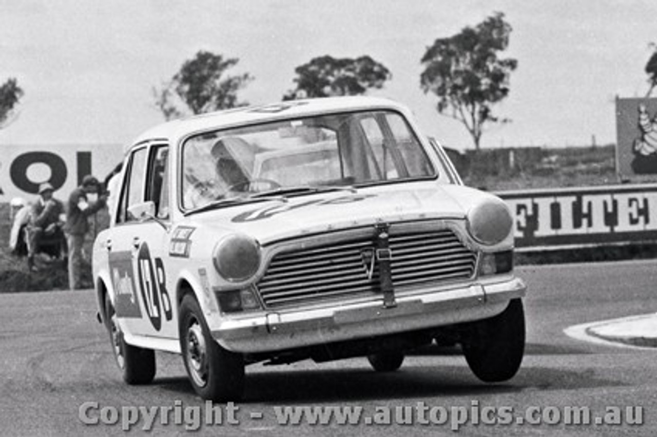 69805 - Alf Barrett / Mel Mollison - Morris 1500 - Bathurst 1969 - Photographer Lance J Ruting