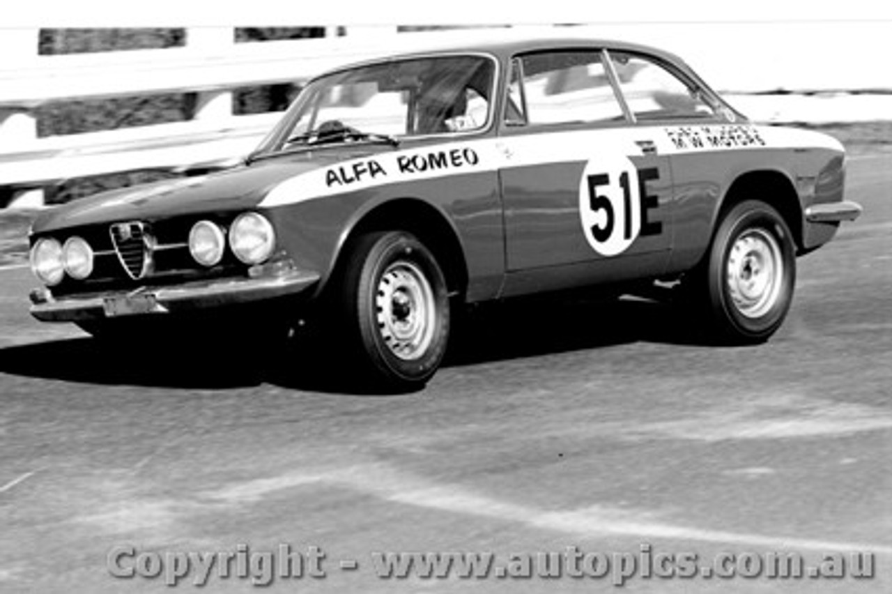 68202 - D. Chivas / J. French Alfa Romeo 1750 GTV - Three Hour Trophy Race - Sandown 15th Septemberl 1968 - Photographer Peter D Abbs