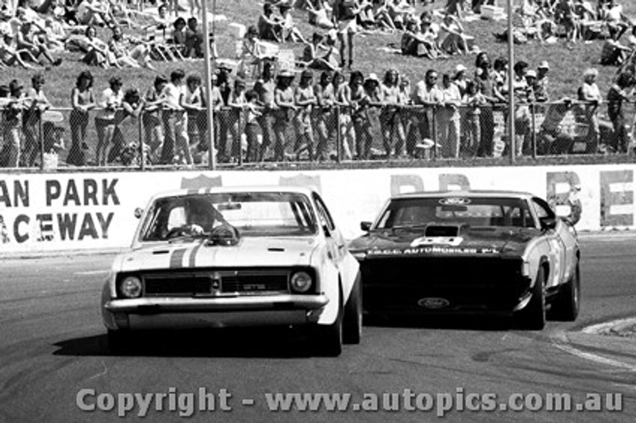 77050 - Tom Jesperson Holden Monaro / Allan Collins Ford Falcon - Oran Park  27th March 1977 - Photographer Lance Ruting - AUTOPICS