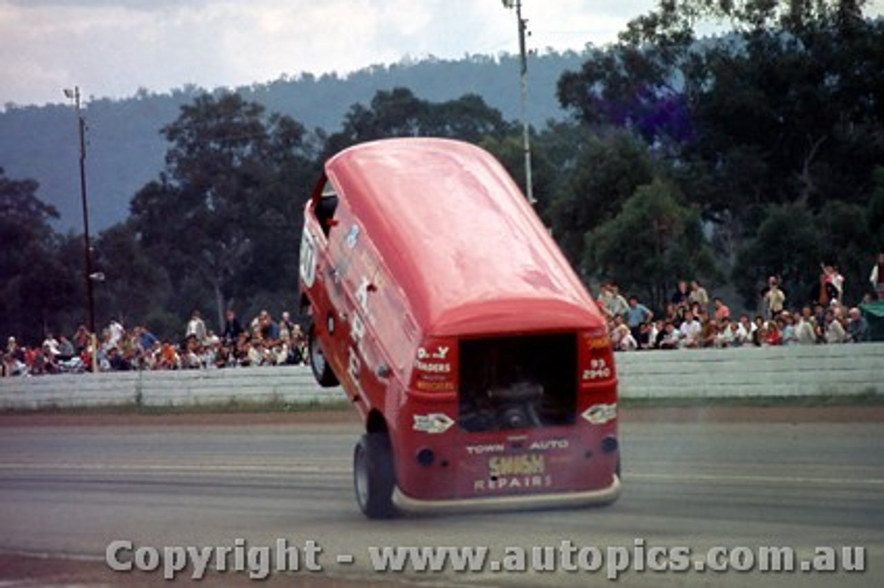 68906a - Neville Alders Volkswagen Kombi  Castlereagh  1968 - Photographer David Blanch