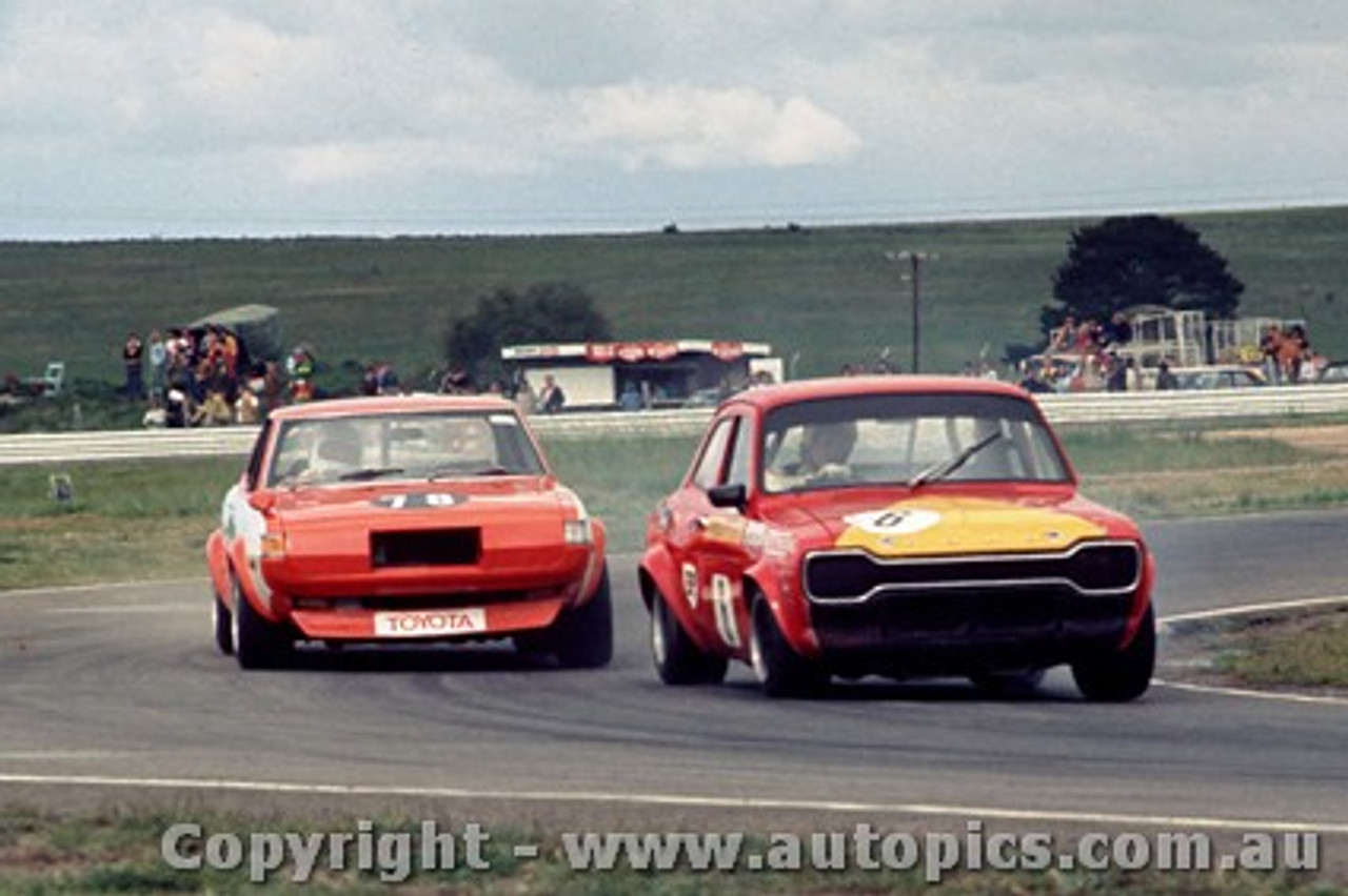 74106 - M. Stillwell Ford Escort / B. Sampson Toyota Celica - Calder 1974   - Photographer Peter D Abbs