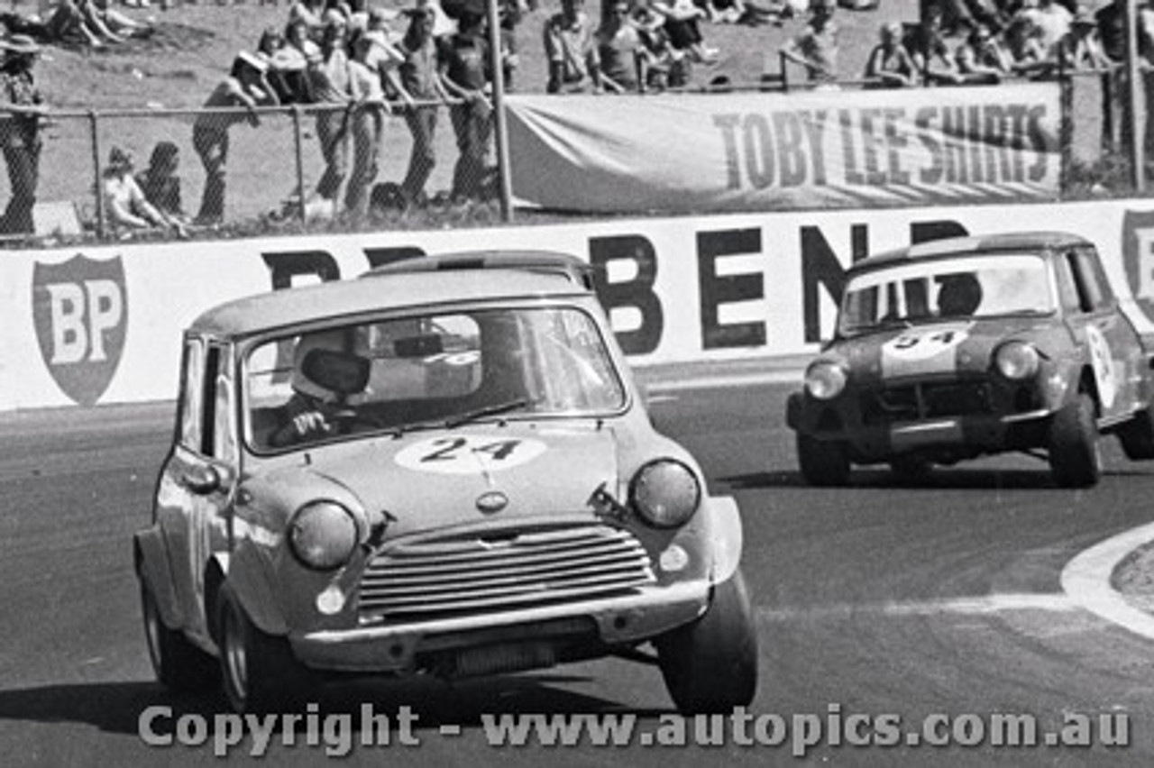 72241 - S. Bond / A. Cunningham  Morris  Mini  - 17th August 1972 - Oran Park - Photographer Lance J Ruting