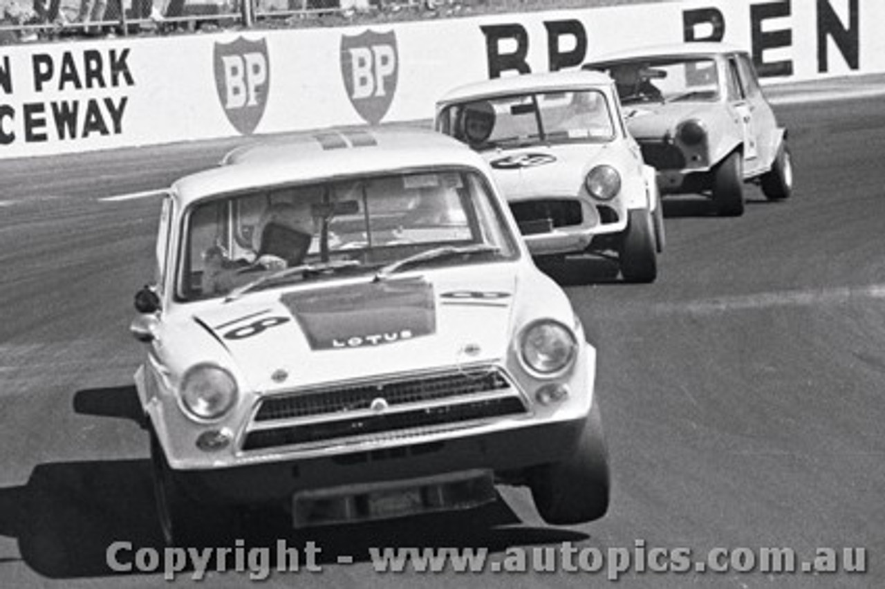 72242 - Bob Lynch Lotus Cortina - 17th August 1972 - Oran Park - Photographer Lance J Ruting