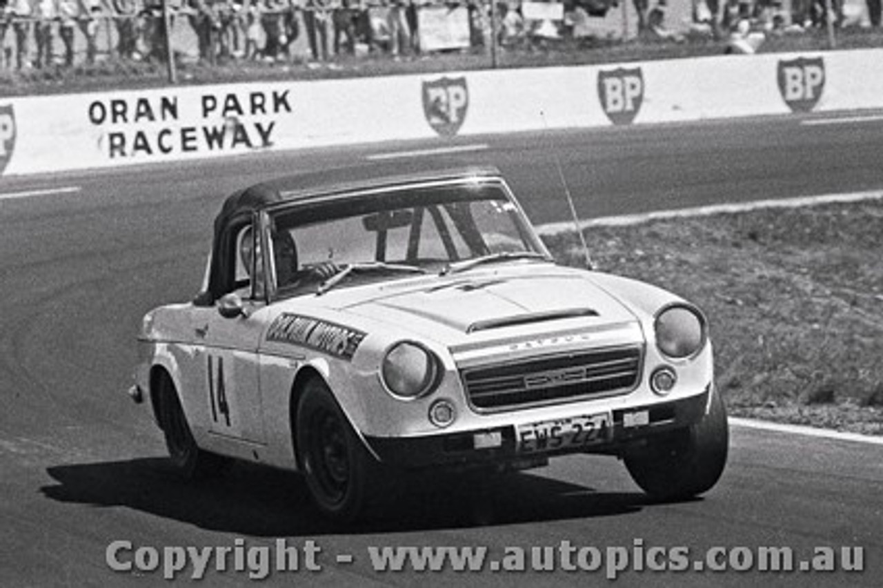 72442 - Tony Hasler - Datsun 2000 - 17th August 1972 - Oran Park - Photographer Lance J Ruting