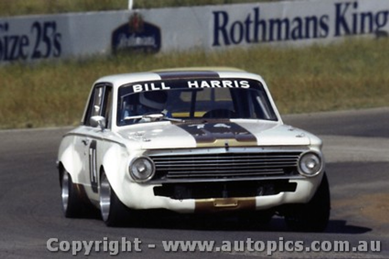 82054 - Bill Harris Valiant  - Oran Park 1982 - Photographer   Lance J Ruting