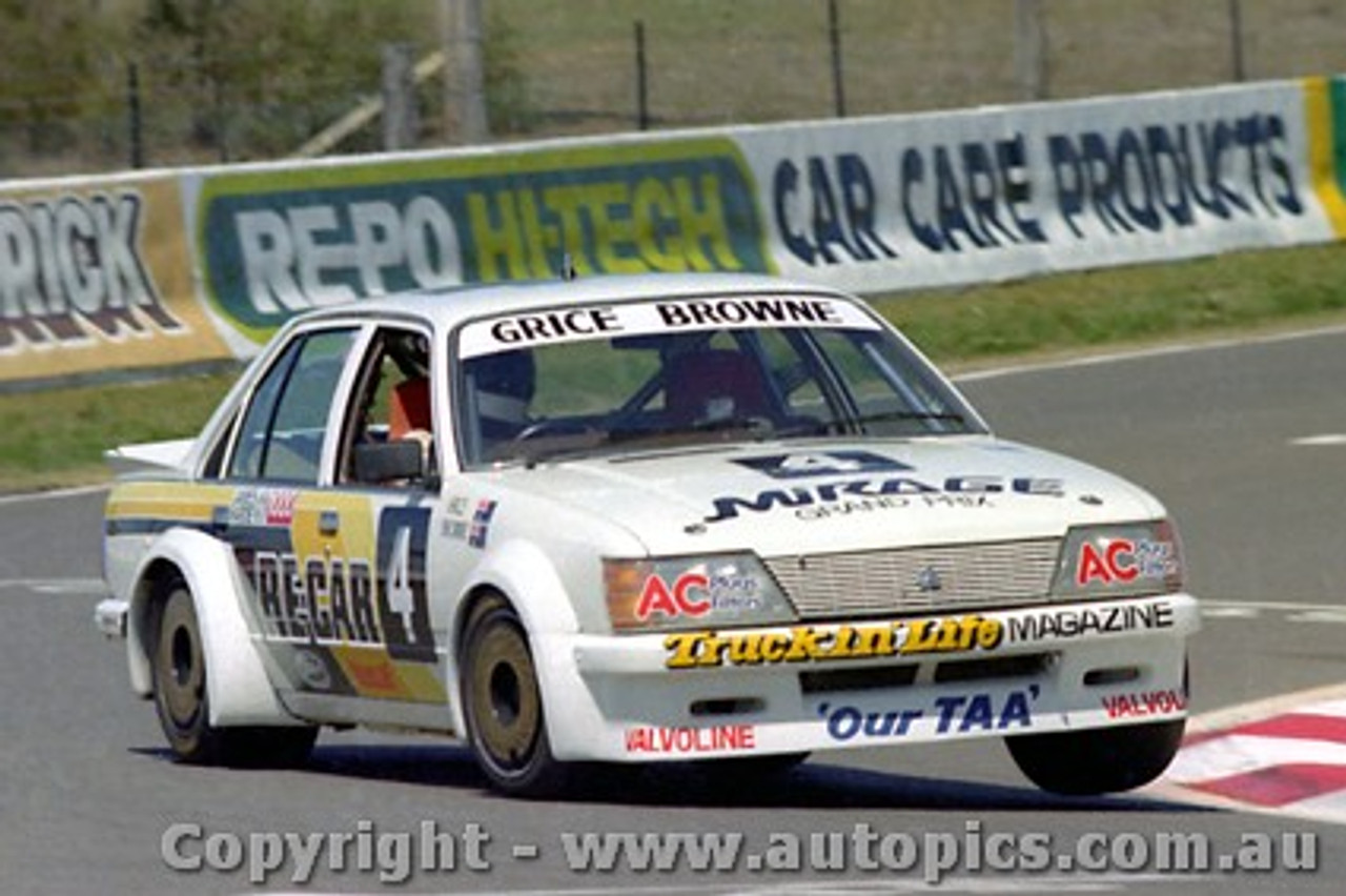 82767 - A. Grice / A. Browne - Holden Commodore VH - Bathurst 1982 - Photographer Lance J Ruting