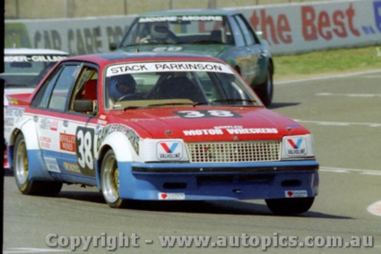 82829 - T. Parkinson / B. Stack - Holden Commodore VH - Bathurst 1982 - Photographer Lance J Ruting