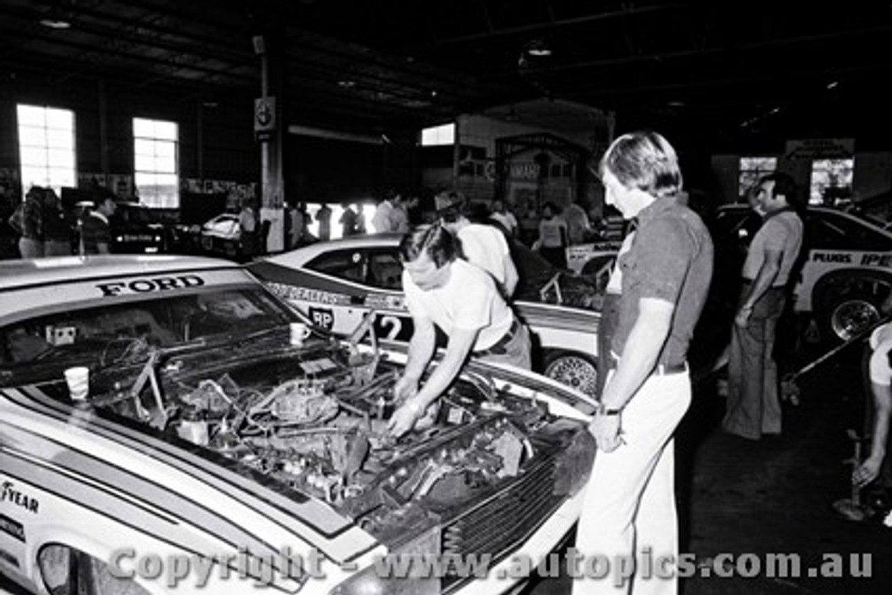 77832 - C. Bond / A. Hamilton &  A. Moffat / J. Ickx  -  Ford Falcon XC - Bathurst 1977 -  Photographer  Lance J Ruting