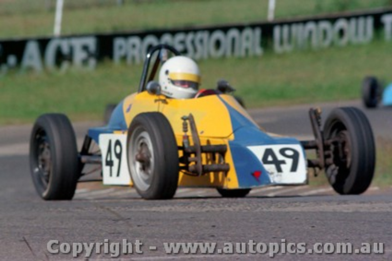 84516 - R. macarthur Onslow Elfin  Formula Vee - Oran Park 17th November 1984 - Photographer Lance J Ruting