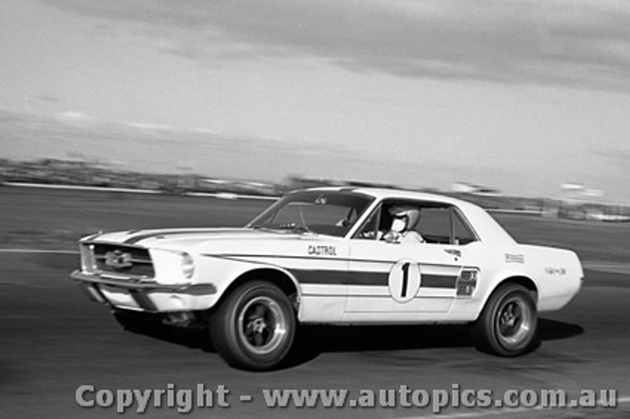 68223 - Ian  Pete  Geoghegan  Ford Mustang - Calder 1968 - Photographer Peter D Abbs