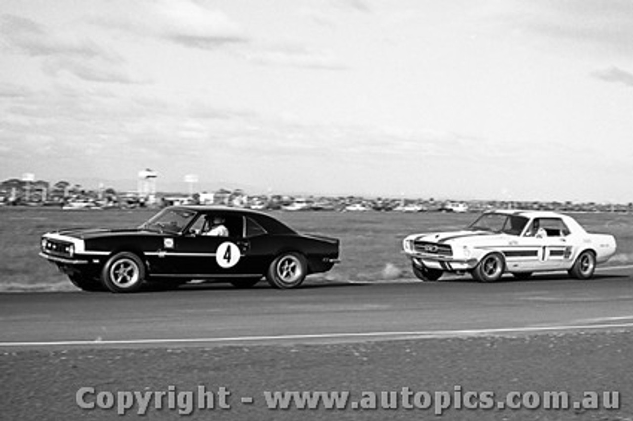 68224 - Norm Beechey Camaro / Ian  Pete  Geoghegan  Ford Mustang - Calder 1968 - Photographer Peter D Abbs