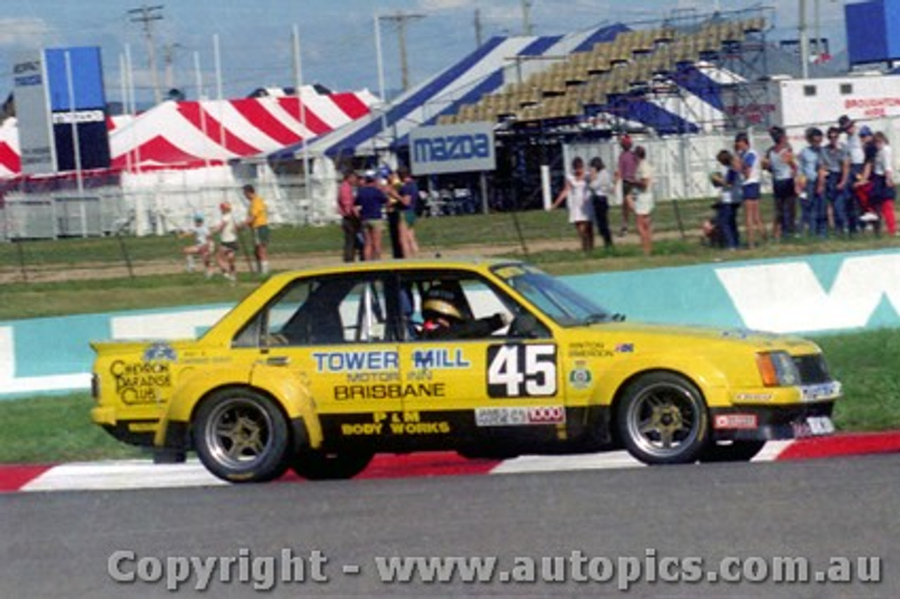 83835 - Gary Hilton / Lester Smerdon - Commodore VC  -  Bathurst 1983 - Photographer Lance Ruting