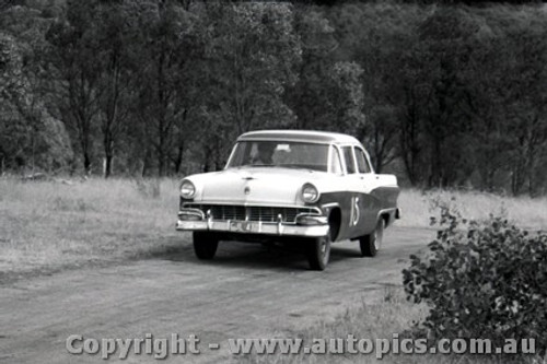 58116 - Len Lukey Ford Customline V8 Rob Roy 2nd February 1958 - Photographer Peter D Abbs