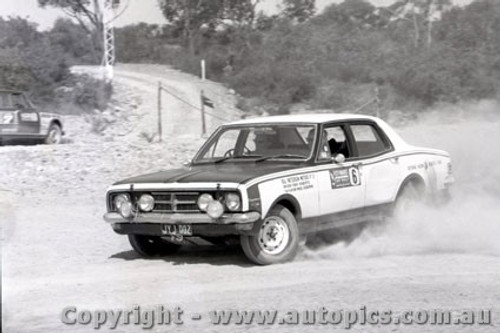 68992 - T. Roberts Holden Monaro  - Souther Cross  Rally 9th October 1968 - Photographer Lance J Ruting
