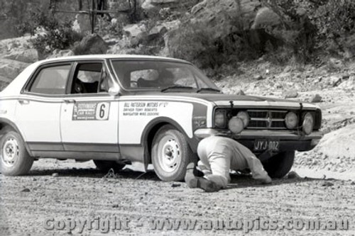 68993 - T. Roberts Holden Monaro  - Souther Cross  Rally 9th October 1968 - Photographer Lance J Ruting