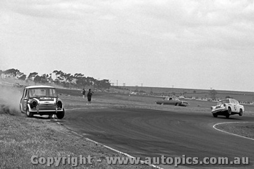 68226 - Richard Knight Morris Cooper S & Norm  Watts Anglia - Calder 1968 - Photographer Peter D Abbs