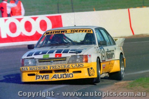 84861 - K. Mathews / G. Toepfer  Holden Commodore VH -  Bathurst 1984 - Photographer Lance Ruting