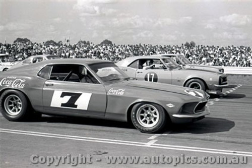 69134 - Front Row of the Grid Calder 1969 - A. Moffat Ford Mustang / B. Thompson Camaro / N. Beechey HK 327  Monaro - Photographer Peter D Abbs