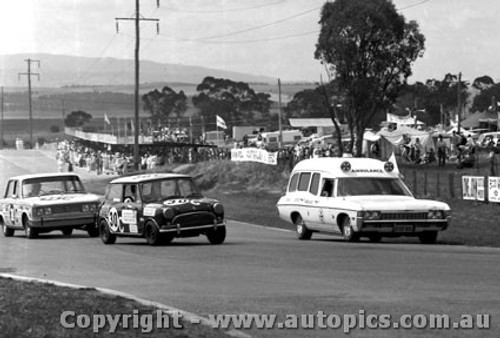 69812  -  W Gracie / R Gillard - Morris Cooper S & Bob Forbes / Peter Finlay - Fiat 125 - Bathurst 1969 - Photographer Lance J Ruting