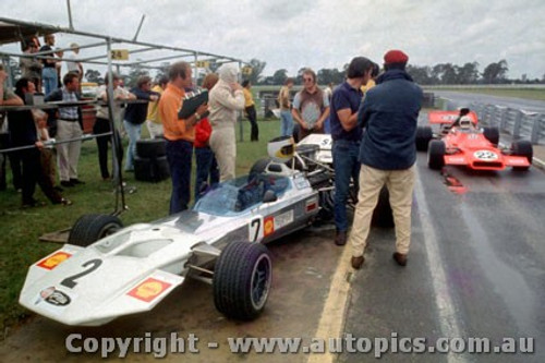 72652 - M. Hailwood Surtees TS8/11 Chev 1972 Tasman Series Warwick Farm - Photographer Lance J Ruting