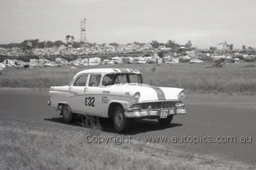 60750 - Gibbs / Carter / Wood Ford Customline - Armstrong 500 Phillip Island 1960 - Photographer Peter D'Abbs