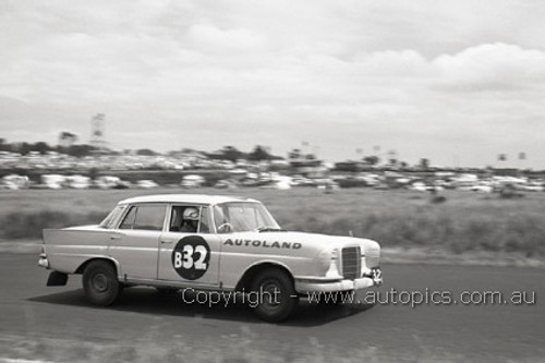 61729 - Jane / Firth / Collingwood  - Mercedes Benz 220SE - Winners - Armstrong 500 Phillip Island 1961 - Photographer Peter D'Abbs