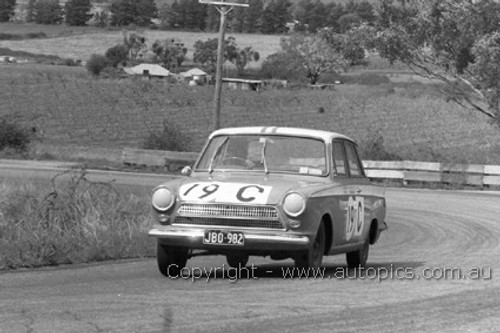 64770 - H. Firth / J. Reaburn - Ford Cortina GT -  Bathurst 1964 - Photographer Lance Ruting