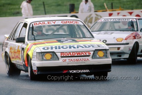 86784  -  Graeme Bailey & Allan Grice,  James Hardie 1000, Bathurst,  1986, WINNERS, Commodore VK - Photographer - Ray  Simpson