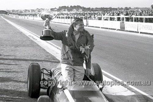 63584 - Bruce McLaren, Cooper - Sandown International -  11th  March 1963 - Photographer Peter D'Abbs