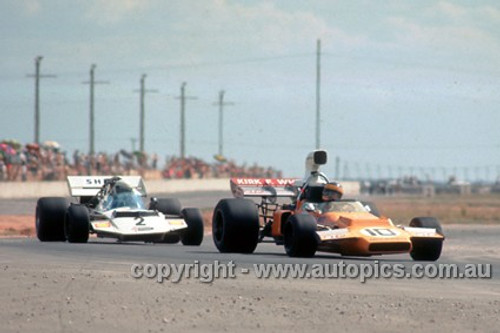 72663 - David Hobbs, McLaren M22 & M. Hailwood Surtees TS8/11 Chev - Adelaide Tasman Series  1972 - Photographer Jeff Neild