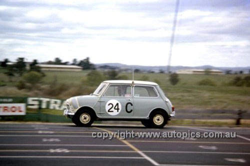 620004 - B. McPhee & B. Mulholland, Morris Cooper - Bathurst Six Hour Classic - 30th September 1962 - Photographer Bruce Wells.