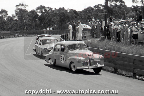 630003 -  Des West also Bruce McPhee also Barry Seton, Catalina Park, Katoomba, 1963, Holden FX & FE - Photographer Bruce Wells. 630003 -  Des West also Bruce McPhee also Barry Seton, Catalina Park, Katoomba, 1963, Holden FX & FE - Photographer Bruce Wells.