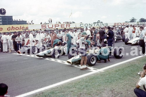 670001 - The Start of the 1967 AGP, Warwick Farm Tasman Series - J. Stewart, BRM / J. Clark, Lotus 33 / G. Hill, Lotus 48 Cosworth FVA  - Photographer Bruce Wells