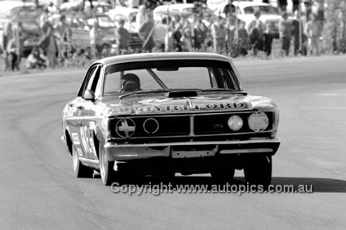 71287 - Phil Barnes, Falcon XW - Sandown 250 1971 - Photograper Peter D'Abbs