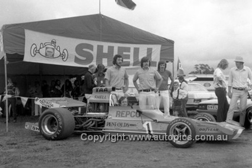 72653a - Frank Matich, Repco Matich A50 - Warwick Farm 5th November 1972 - Photographer Lance J Ruting